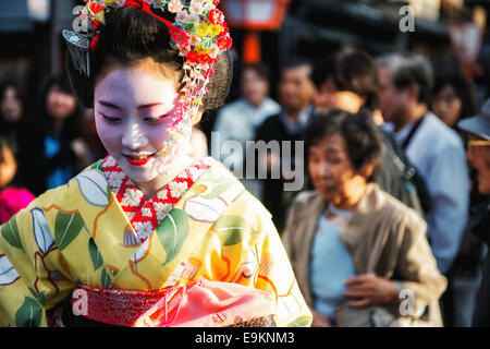 Approche d'une geisha célèbre tea house dans le quartier de Gion de Kyoto, au Japon. Banque D'Images