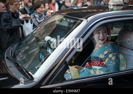 Approche d'une geisha célèbre tea house dans le quartier de Gion de Kyoto, au Japon. Banque D'Images