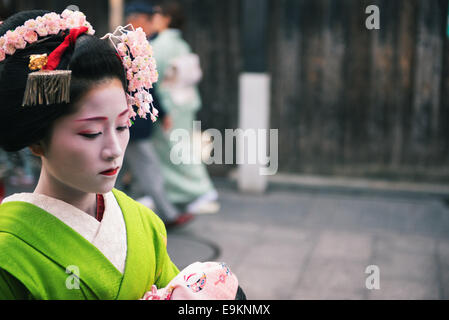 Approche d'une geisha célèbre tea house dans le quartier de Gion de Kyoto, au Japon. Banque D'Images