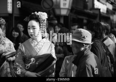 Approche d'une geisha célèbre tea house dans le quartier de Gion de Kyoto, au Japon. Banque D'Images