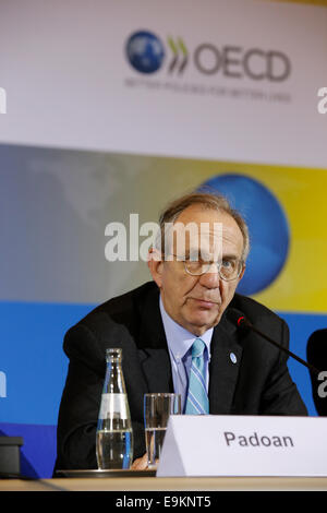 Berlin, Allemagne. 29 octobre, 2014. Conférence de presse avec les ministres des Finances du G5, le Secrétaire général de l'OCDE et le président du forum mondial. Lors de la réunion annuelle 2014, les ministres des finances d'un grand nombre d'États ont signé un accord international sur l'échange automatique d'informations qui feront avancer de manière significative la lutte contre la fraude fiscale. Le ministre allemand des Finances y . / Photo : Pier Carlo Padoan, Ministre italien de l'économie et des Finances Crédit : Reynaldo Chaib Paganelli/Alamy Live News Banque D'Images