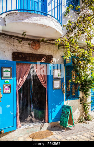 Entrée d'un café-restaurant traditionnel Tunisien dans la médina de Sousse, Tunisie. Banque D'Images