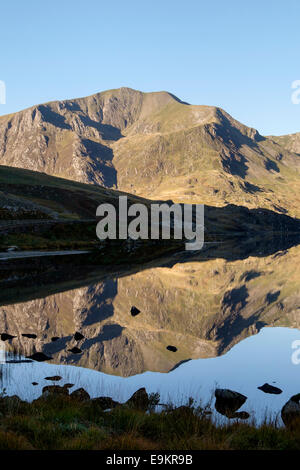 Y Garn pic de montagne reflète dans Llyn Ogwen Lake dans le parc national de Snowdonia. Ogwen Valley, Gwynedd, au nord du Pays de Galles, Royaume-Uni, Angleterre Banque D'Images