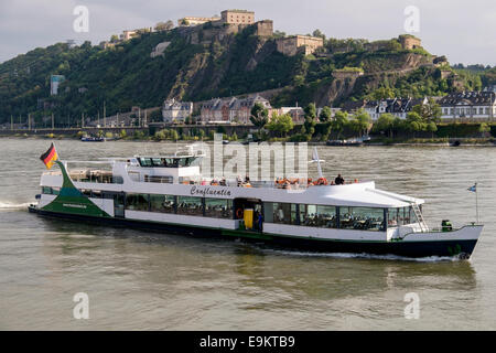 Rhin bateau de croisière à voile à Confluetia Festung Ehrenbreitstein dernière forteresse. Coblence, Rhénanie-Palatinat, Allemagne, Europe Banque D'Images