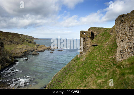 Les ruines de Findlater château trône au sommet des falaises surplombant le Moray Firth sur la côte de Banff et Buchan Banque D'Images