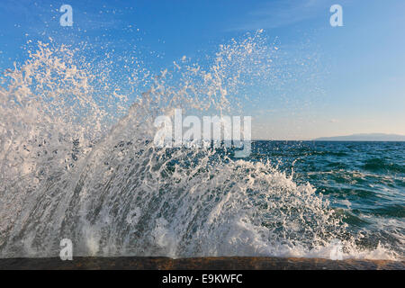 Les vagues éclaboussant la roche sur la plage Banque D'Images