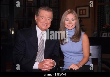 KELLY RIPA avec Regis Philbin au Kelly Ripa nommé nouvelle co-animatrice de Live with Regis and Kelly à ABC Studios New York 2001.k20983ar.(Image Crédit : © Andrea Renault/Globe Photos/Zuma sur le fil) Banque D'Images