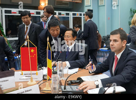 (141029) -- BUCAREST, 29 octobre 2014 (Xinhua) -- le vice-Premier ministre roumain et le ministre de l'Agriculture, Daniel Constantin (1e R) et le ministre de l'Agriculture Han Changfu chinois (2e R) assister à l'ouverture de la 9e l'Agro-commerce et le Forum de coopération économique entre la Chine et les pays d'Europe centrale et orientale, à Bucarest, capitale de la Roumanie, le 29 octobre 2014. La Roumanie, avec des partenaires de la Chine et l'Europe Centrale et Orientale (ECO), veut mettre la coopération dans l'agriculture, pour créer un environnement favorable aux projets et programmes communs, vice-premier ministre et ministre de l'Agriculture Dan Banque D'Images