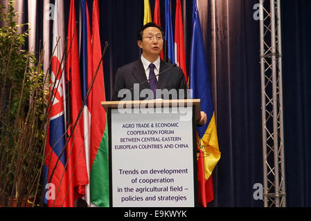 Bucarest, Roumanie. 29 Oct, 2014. L'agriculture chinoise Han Changfu ministre prend la parole à l'ouverture de la 9ème l'Agro-commerce et le Forum de coopération économique entre la Chine et les pays d'Europe centrale et orientale, à Bucarest, capitale de la Roumanie, le 29 octobre 2014. La Roumanie, avec des partenaires de la Chine et l'Europe Centrale et Orientale (ECO), veut mettre la coopération dans l'agriculture, pour créer un environnement favorable aux projets et programmes communs, vice-premier ministre et ministre de l'Agriculture Daniel Constantin a déclaré mercredi. © Lin Huifen/Xinhua/Alamy Live News Banque D'Images