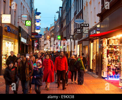 Des personnes non identifiées, marche sur Kalverstraat - principale rue commerçante d'Amsterdam. Banque D'Images