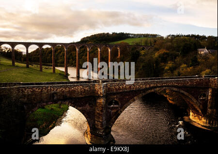 Le pont ferroviaire Viaduc Leaderfoot Drygrange et la travée du pont la rivière Tweed près de Melrose dans les Scottish Borders. Banque D'Images