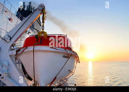 Vue d'une embarcation sur un bateau de croisière au lever du soleil Banque D'Images