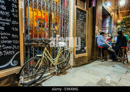 Bar à tapas dans El Born de nuit, Barcelone, Catalogne, Espagne Banque D'Images