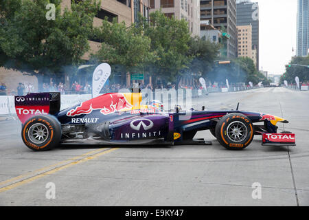 Austin, Texas, États-Unis. 29 octobre, 2014. Infiniti Formule Un Pilote Red Bull Racing Sebastian Vettel tours donuts sur Congress Avenue à Austin, au Texas, avec une voiture de deux ans au cours d'un événement de promotion avant ce week-end du Grand Prix des États-Unis à l'extérieur de Austin. Des centaines d'employés du centre-ville considéré au cours de l'événement de deux heures. Credit : Bob Daemmrich/Alamy Live News Banque D'Images