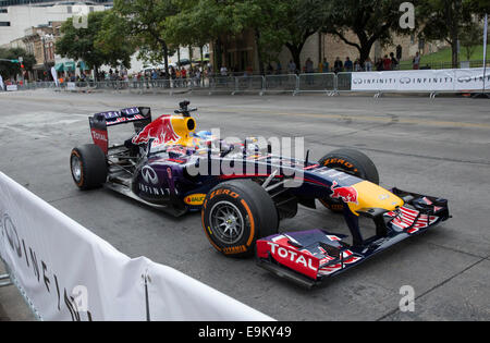 Austin, Texas, États-Unis. 29 octobre, 2014. Infiniti Formule Un Pilote Red Bull Racing Sebastian Vettel tours donuts sur Congress Avenue à Austin, au Texas, avec une voiture de deux ans au cours d'un événement de promotion avant ce week-end du Grand Prix des États-Unis à l'extérieur de Austin. Des centaines d'employés du centre-ville considéré au cours de l'événement de deux heures. Credit : Bob Daemmrich/Alamy Live News Banque D'Images