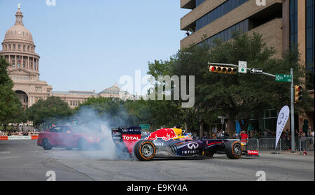 Austin, Texas, États-Unis. 29 octobre, 2014. Infiniti Formule Un Pilote Red Bull Racing Sebastian Vettel tours donuts sur Congress Avenue à Austin, au Texas, avec une voiture de deux ans au cours d'un événement de promotion avant ce week-end du Grand Prix des États-Unis à l'extérieur de Austin. Des centaines d'employés du centre-ville considéré au cours de l'événement de deux heures. Credit : Bob Daemmrich/Alamy Live News Banque D'Images