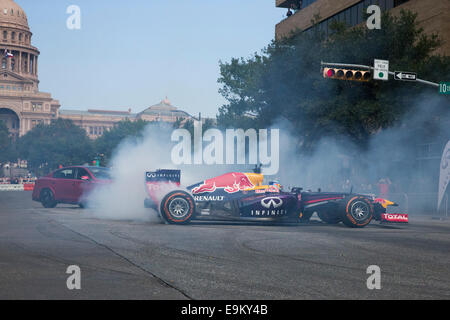 Austin, Texas, États-Unis. 29 octobre, 2014. Infiniti Formule Un Pilote Red Bull Racing Sebastian Vettel tours donuts sur Congress Avenue à Austin, au Texas, avec une voiture de deux ans au cours d'un événement de promotion avant ce week-end du Grand Prix des États-Unis à l'extérieur de Austin. Des centaines d'employés du centre-ville considéré au cours de l'événement de deux heures. Credit : Bob Daemmrich/Alamy Live News Banque D'Images