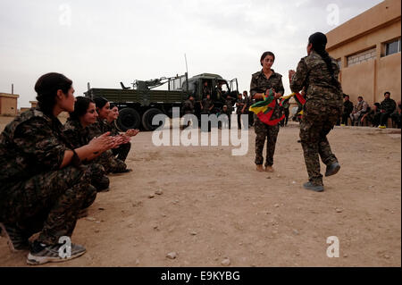 Les femmes combattants des unités de protection des femmes YPJ exécutant un Danse kurde traditionnelle dans un camp d'entraînement à Al Hasakah Ou le district d'Hassakeh connu sous le nom de Rojava, le kurde de facto région autonome originaire et composée de trois cantons autonomes Dans le nord de la Syrie Banque D'Images