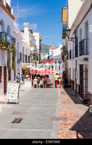 Street à Nerja, Costa del Sol, la province de Malaga, Andalousie, Espagne, Europe. Banque D'Images