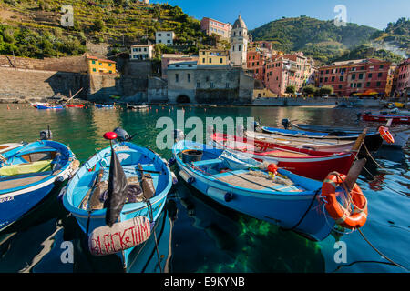 Les bateaux de pêche amarrés dans le petit port de Vernazza, Cinque Terre, ligurie, italie Banque D'Images