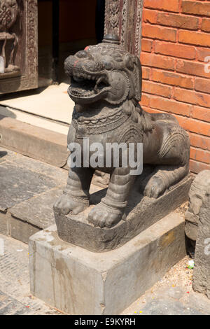 Garde côtière canadienne à l'entrée dans complexe religieux Swayambhunath Temple singe aka - ancien complexe religieux, à l'ouest de Katmandou Banque D'Images