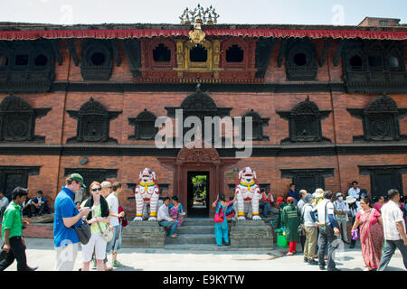 Kumari Ghar. Foule de touristes visiter le célèbre Durbar Square de Katmandou, Népal. Banque D'Images