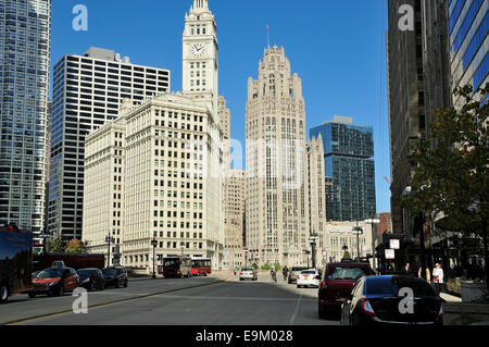 Historique du Chicago Tribune Tower et Wrigley Building sur la rivière Chicago. Banque D'Images