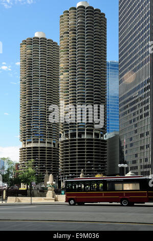 L'architecture de Chicago, le long de la rivière Chicago à l'ouest. Marina Towers sur la droite. Banque D'Images