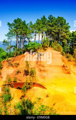 Les falaises rouges de Roussillon (Les Ocres), Provence, France Banque D'Images