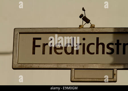 Friedrichstraza la rue Berlin signe Banque D'Images