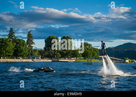 Flyboarder, le lac Okanagan, Kelowna, Colombie-Britannique, Canada Banque D'Images