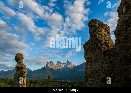 Les trois Sœurs châssis Hoodoos peaks, Canmore, Alberta, Canada Banque D'Images