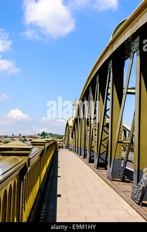Le trottoir attenant au vieux pont qui comporte trois travées voûtées à treillis en acier et transporte le trafic de Rochester à B-6673. Banque D'Images