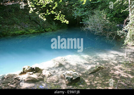 Piscines bleues de Nacedero del Urederra - la source de l'Urederra près de Baquedano Banque D'Images