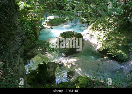 Piscines bleues de Nacedero del Urederra - la source de l'Urederra près de Baquedano Banque D'Images