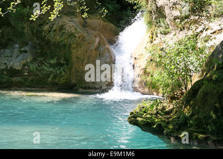 Piscines bleues de Nacedero del Urederra - la source de l'Urederra près de Baquedano Banque D'Images