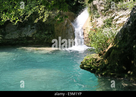 Piscines bleues de Nacedero del Urederra - la source de l'Urederra près de Baquedano Banque D'Images