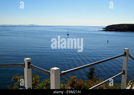 Vue de Rockland harbor de Owls Head Lighthouse, Maine, USA Banque D'Images