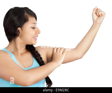 Jeune femme sportive montrant ses biceps Banque D'Images