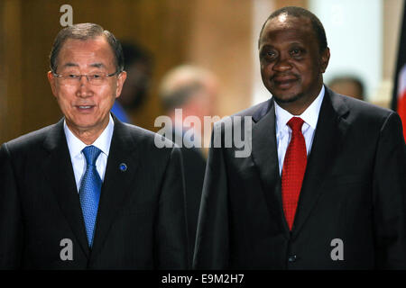 Nairobi, Kenya. 29 Oct, 2014. Le Président kenyan Uhuru Kenyatta (R) et le Secrétaire général des Nations Unies Ban Ki-moon rencontre les médias à la State House à Nairobi, capitale du Kenya, le 29 octobre 2014. Les institutions multilatérales s'associera avec le Kenya pour promouvoir la paix, la stabilité et le développement dans la région de la corne de l'Afrique, d'après les déclarations publiées mercredi par l'Organisation des Nations Unies et la Banque mondiale. Credit : Meng Chenguang/Xinhua/Alamy Live News Banque D'Images