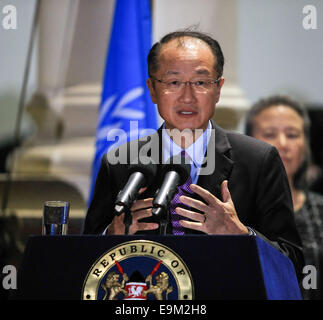 Nairobi, Kenya. 29 Oct, 2014. Le Président du Groupe de la Banque mondiale Jim Yong Kim parle aux médias à la State House à Nairobi, capitale du Kenya, le 29 octobre 2014. Les institutions multilatérales s'associera avec le Kenya pour promouvoir la paix, la stabilité et le développement dans la région de la corne de l'Afrique, d'après les déclarations publiées mercredi par l'Organisation des Nations Unies et la Banque mondiale. Credit : Meng Chenguang/Xinhua/Alamy Live News Banque D'Images