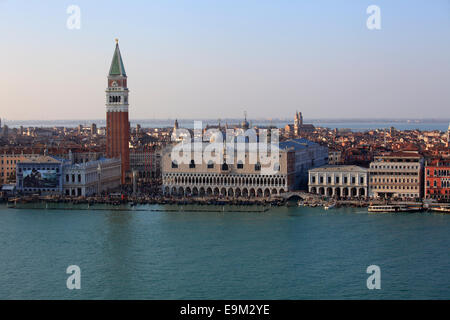 Du Palais des doges à la place Saint Marc vu de Saint George's Island, Venise, Italie Banque D'Images