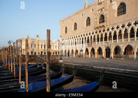 Gondoles devant le palais des Doges Sur la Place Saint-Marc, Venise, Italie Banque D'Images