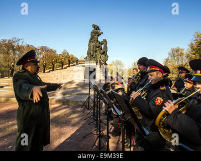 Le Brass Band de cadets. 28 Oct, 2014. -- Dans le Mardi, Octobre 28, 2014 Les cadets de Kiev et d'écoliers à Babi Yar, organisé un rassemblement sur le 70e anniversaire de la libération de l'Ukraine. Babii Yar tragédie connue dans le monde entier. Pendant la Seconde Guerre mondiale, les Nazis ont exécuté ici de 100 mille habitants de Kiev, principalement juifs. Célébration de la libération de l'Ukraine des Nazis ont passé sous l'occupation russe de la Crimée et l'Est de l'Ukraine. © Igor Golovniov/ZUMA/Alamy Fil Live News Banque D'Images