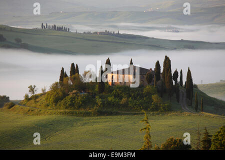 Gîte rural Le belvédère dans le Val d'Orcia avec brouillard tôt le matin, San Quirico d'Orcia, Toscane, Italie Banque D'Images