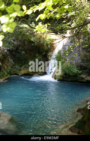 Piscines bleues de Nacedero del Urederra - la source de l'Urederra près de Baquedano Banque D'Images