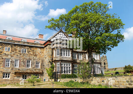 Vue panoramique d'un manoir anglais avec ciel bleu et nuages de fond. Banque D'Images