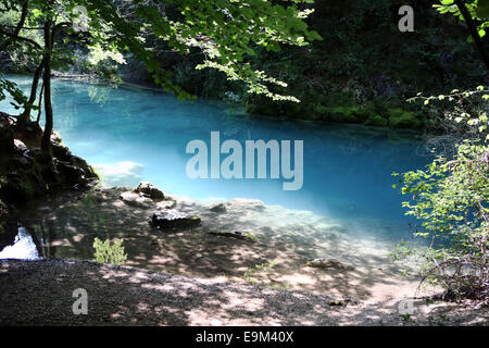 Piscines bleues de Nacedero del Urederra - la source de l'Urederra près de Baquedano Banque D'Images