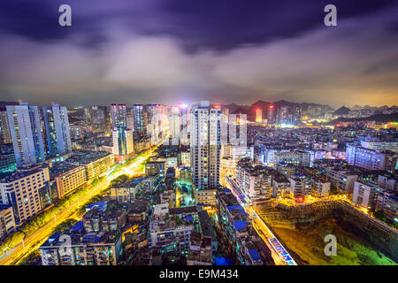 Guiyang, Chine cityscape at night. Banque D'Images