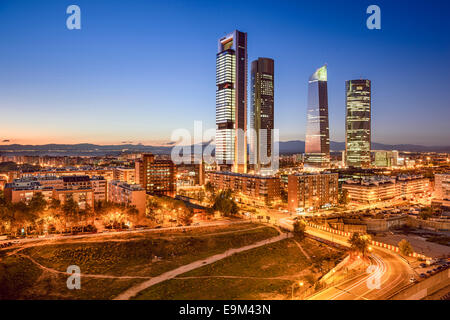Madrid, Espagne financial district skyline au crépuscule. Banque D'Images